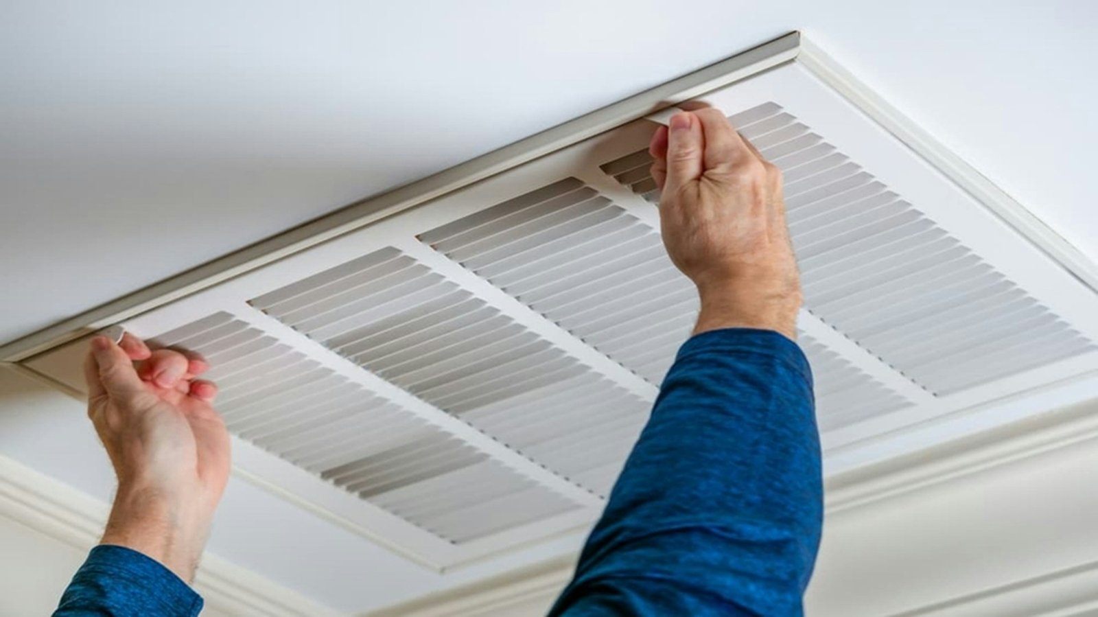 Técnico realizando manutenção elétrica em um sistema de climatização